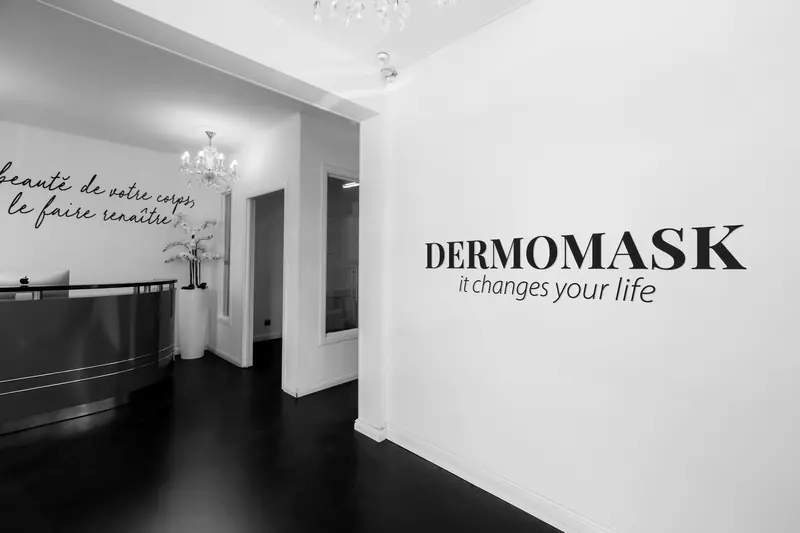 Accueil Dermomask, comptoir et mur au logo de la marque